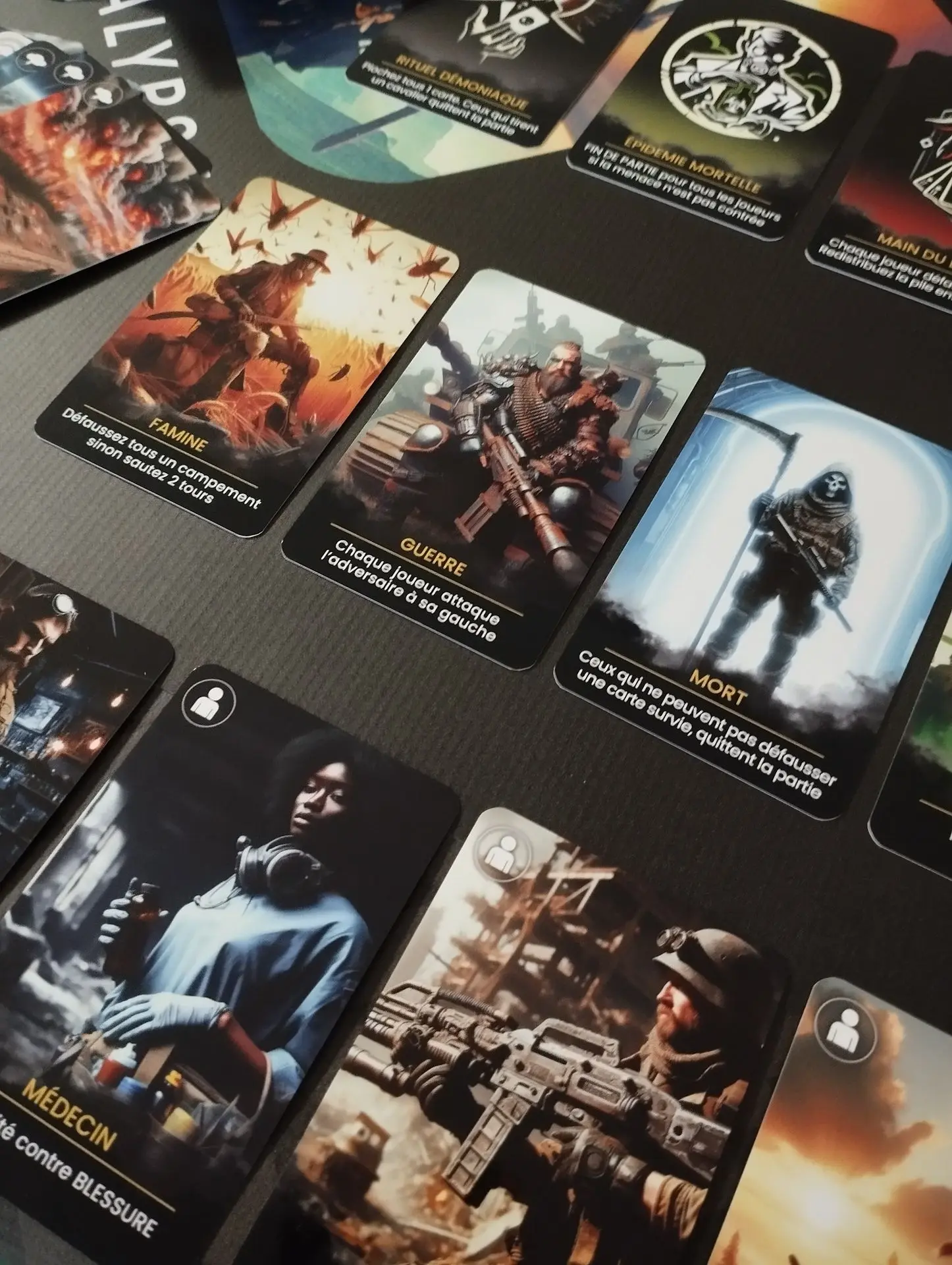 Jeu de cartes 365, jeu de cartes de survie post-apocalyptique, france