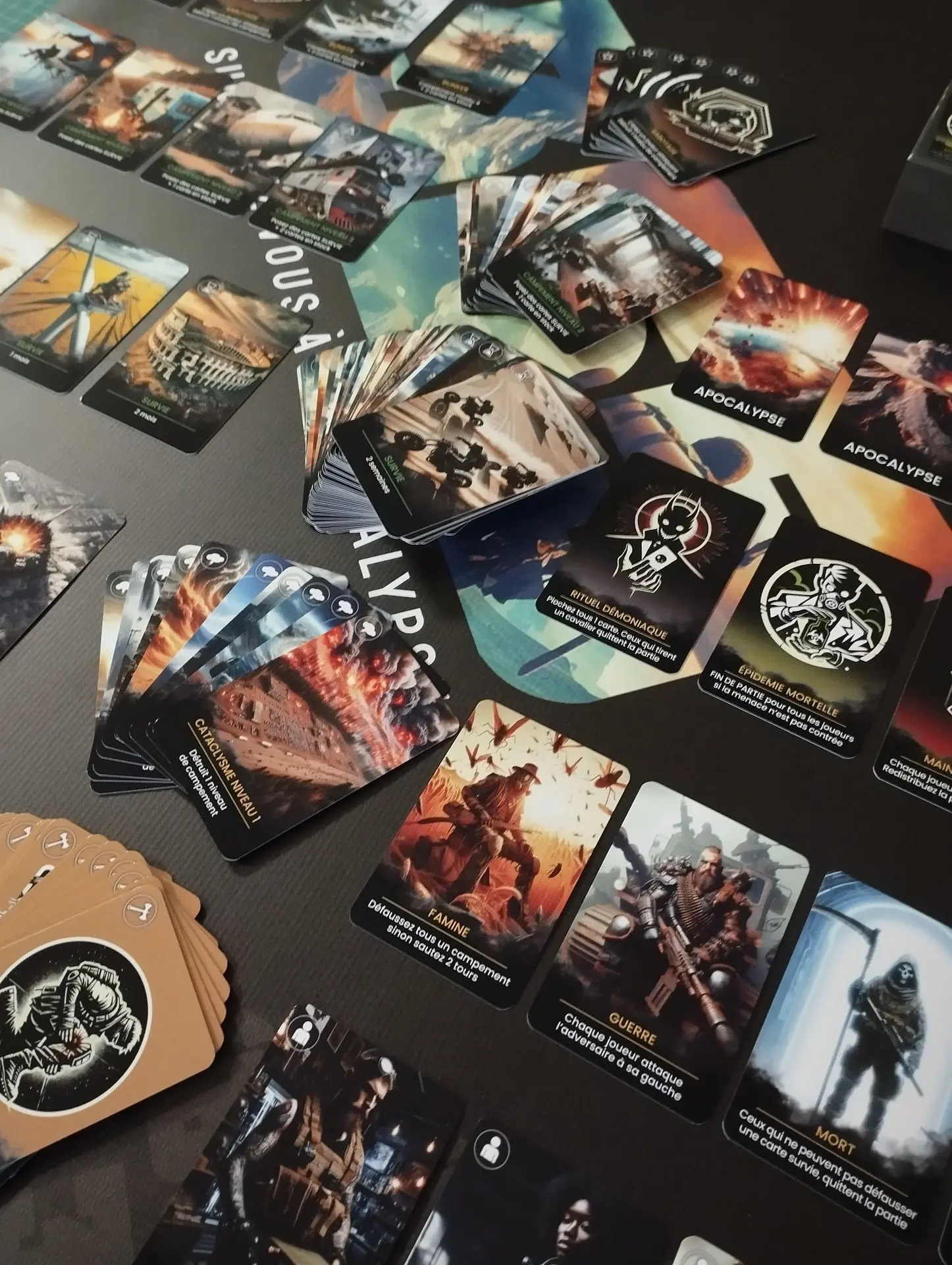 Jeu de cartes 365, jeu de cartes de survie post-apocalyptique, france